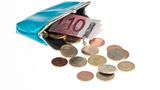 Bereits zum 1. Januar 2019 stieg der Mindestlohn auf 9,19 Euro pro Stunde. Ab dem 1. Januar 2020 liegt der Mindestlohn bei 9,35 Euro. Auch Auszubildende bekommen eine Mindestvergütung. Ab Januar 2020 müssen sie mindestens 515 Euro im Monat verdienen. Bis 2023 wird dieser Betrag auf 620 Euro angehoben. Diese Regelung greift, wenn kein Tarifvertrag vorliegt. Wer schon in der Ausbildung ist, profitiert nicht von der Neuerung.