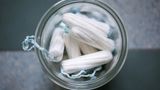 Der Mehrwertsteuersatz von 19 Prozent auf Hygiene-Produkte wie Tampons und Damenbinden wird reduziert. Auch bei elektronischen Zeitungen, Zeitschriften und Bücher wird künftig der verminderte Steuersatz fällig.