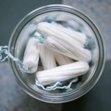 Der Mehrwertsteuersatz von 19 Prozent auf Hygiene-Produkte wie Tampons und Damenbinden wird reduziert. Auch bei elektronischen Zeitungen, Zeitschriften und Bücher wird künftig der verminderte Steuersatz fällig.