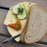 Wer beruflich auswärts tätig ist, kann ab 2020 eine höhere Verpflegungspauschale geltend machen. Bislang sind es 12 Euro, wenn mehr als acht Stunden auswärts gearbeitet werden. Dieser Betrag steigt auf 14 Euro. Bei mehrtägigen Einsätzen gilt dies auch für den An- und Abreisetag. bei Arbeitseinsätzen von mindestens 24 Stunden steigt die Verpflegungspauschale von derzeit 24 Euro auf 28 Euro. 