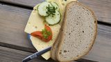 Wer beruflich auswärts tätig ist, kann ab 2020 eine höhere Verpflegungspauschale geltend machen. Bislang sind es 12 Euro, wenn mehr als acht Stunden auswärts gearbeitet werden. Dieser Betrag steigt auf 14 Euro. Bei mehrtägigen Einsätzen gilt dies auch für den An- und Abreisetag. bei Arbeitseinsätzen von mindestens 24 Stunden steigt die Verpflegungspauschale von derzeit 24 Euro auf 28 Euro. 