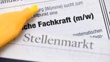 Ab dem 1. März 2020 tritt das Fachkräfteeinwanderungsgesetz in Kraft. Demnach können Fachkräfte aus Drittstaaten in Deutschland arbeiten, wenn sie beruflich qualifiziert sind, einen Arbeitsplatz vorweisen können und ausreichend Deutsch sprechen. Wer in Deutschland einen Arbeits- oder Ausbildungsplatz sucht, muss die nötigen Schulabschlüsse und Deutschkenntnisse mitbringen und für seinen Lebensunterhalt selbst aufkommen. Wer als Fachkraft anerkannt wird, entscheiden die Außenhandelskammern und das Auswärtige Amt in enger Kooperation. Weitere Infos dazu finden Sie hier.