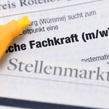 Ab dem 1. März 2020 tritt das Fachkräfteeinwanderungsgesetz in Kraft. Demnach können Fachkräfte aus Drittstaaten in Deutschland arbeiten, wenn sie beruflich qualifiziert sind, einen Arbeitsplatz vorweisen können und ausreichend Deutsch sprechen. Wer in Deutschland einen Arbeits- oder Ausbildungsplatz sucht, muss die nötigen Schulabschlüsse und Deutschkenntnisse mitbringen und für seinen Lebensunterhalt selbst aufkommen. Wer als Fachkraft anerkannt wird, entscheiden die Außenhandelskammern und das Auswärtige Amt in enger Kooperation. Weitere Infos dazu finden Sie hier.