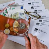 Die Beitragsbemessungsgrenze für Renten- und Arbeitslosenversicherung steigt. Hinter dem sperrigen Begriff verbirgt sich die Höhe des Einkommens, bis zu der Sozialbeiträge erhoben werden. Höhere Einkommen bleiben beitragsfrei. Im Westen steigt dieser Betrag von 6700 auf 6900 Euro Brutto-Monatslohn, im Osten auf 6450 Euro (vormals 6150 Euro).