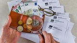 Die Beitragsbemessungsgrenze für Renten- und Arbeitslosenversicherung steigt. Hinter dem sperrigen Begriff verbirgt sich die Höhe des Einkommens, bis zu der Sozialbeiträge erhoben werden. Höhere Einkommen bleiben beitragsfrei. Im Westen steigt dieser Betrag von 6700 auf 6900 Euro Brutto-Monatslohn, im Osten auf 6450 Euro (vormals 6150 Euro).