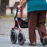 Auch die Beitragsbemessungsgrenze bei der Kranken- und Pflegeversicherung steigt. Ab 2020 gilt die Einkommensschwelle von 4687,50 Euro Bruttomonatslohn (zuvor 4537,50 Euro). Alle die mehr verdienen, zahlen nur den bis zu diesen Betrag erhobenen Beitrag in die Kranken- und Pflegeversicherung. Die Grenze für die Versicherungspflicht für die Kranken- und Pflegeversicherung steigt auf 5212,50 Euro. Wer mehr verdient, kann sich privat versichern lassen.