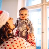 Die steuerliche Freigrenze wird erhöht. Dieser Wert sollte nicht mit dem Freibetrag verwechselt werden. Bei der Freigrenze wird bis zu dem Schwellenwert gar nichts versteuert. Liegen die Einkünfte darüber, wird voll versteuert. Beim Freibetrag hingegen muss nur der übersteigende Anteil versteuert und sozialversichert werden. Somit gilt die steuerliche Freigrenze auch als sächliches Existenzminimum. Diese neuen Freigrenzen gelten am 1. Januar 2020: Bei Singles 9408 Euro, bei Ehepaaren 18.816 Euro und für Kinder 5172 Euro.