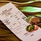 Mit dem "Gesetz zum Schutz vor Manipulation an digitalen Grundaufzeichnungen" kommt die Bon-Pflicht. Jeder Käufer muss einen steuerlich nachprüfbaren Beleg bekommen, wenn Geld fließt. Händler kritisieren dieses Gesetz als umweltschädlich und überbürokratisch. Ein Bäcker hatte mit einem Bild im Netz für Aufsehen gesorgt, das die ganze "Absurdität" des Gesetzes zeigen sollte. Bei Verstößen drohen Bußgelder bis zu 25.000 Euro.