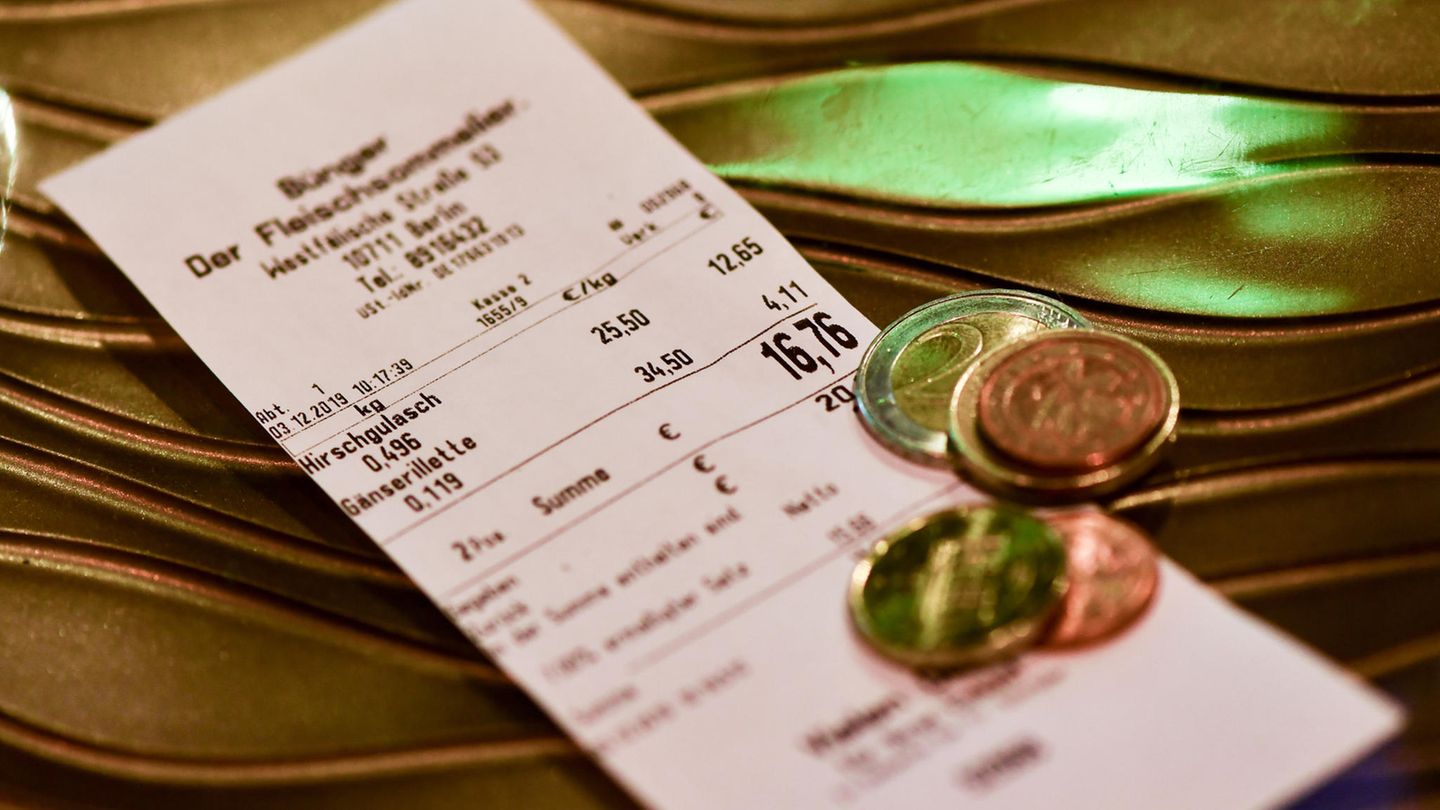 Mit dem "Gesetz zum Schutz vor Manipulation an digitalen Grundaufzeichnungen" kommt die Bon-Pflicht. Jeder Käufer muss einen steuerlich nachprüfbaren Beleg bekommen, wenn Geld fließt. Händler kritisieren dieses Gesetz als umweltschädlich und überbürokratisch. Ein Bäcker hatte mit einem Bild im Netz für Aufsehen gesorgt, das die ganze "Absurdität" des Gesetzes zeigen sollte. Bei Verstößen drohen Bußgelder bis zu 25.000 Euro.