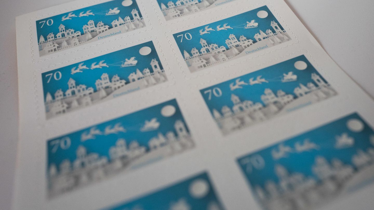 Die Post erhöht das Porto für Briefe und Postkarten ins Ausland. So kosten Karten künftig 95 Cent (statt 90 Cent) und Briefe 1,10 Euro (vorher 90 Cent).