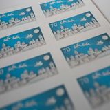 Die Post erhöht das Porto für Briefe und Postkarten ins Ausland. So kosten Karten künftig 95 Cent (statt 90 Cent) und Briefe 1,10 Euro (vorher 90 Cent).