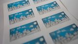 Die Post erhöht das Porto für Briefe und Postkarten ins Ausland. So kosten Karten künftig 95 Cent (statt 90 Cent) und Briefe 1,10 Euro (vorher 90 Cent).
