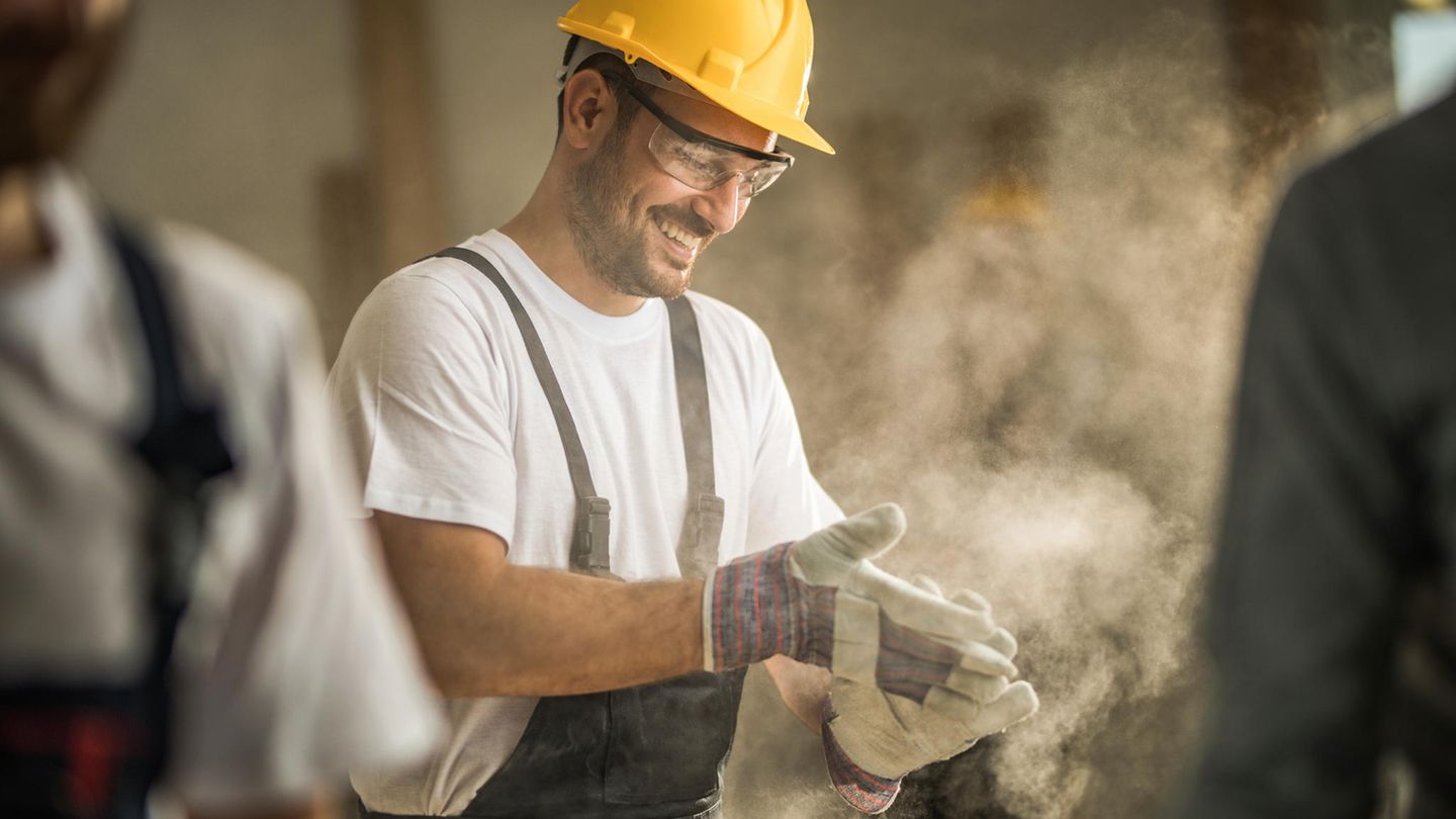 Die steuerliche Grenze für Kleinunternehmer steigt von 17.500 Euro auf 22.000 Euro Jahresumsatz. Allerdings gibt es eine Einschränkung: Der zu erwartende Umsatz darf 50.000 Euro nicht übersteigen.