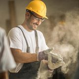 Die steuerliche Grenze für Kleinunternehmer steigt von 17.500 Euro auf 22.000 Euro Jahresumsatz. Allerdings gibt es eine Einschränkung: Der zu erwartende Umsatz darf 50.000 Euro nicht übersteigen.