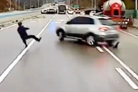 Südkorea: Massencrash nach Blitzeis – Mann will helfen und wird fast überrollt