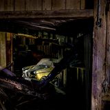 Mit der Tür ins Haus: Das Goggomobil Coupé TS 250, von 1957 bis 1964 mit hinten angeschlagenen Türen gebaut, bleibt standhaft und trotzt den Trümmern. Bisher jedenfalls, denn ihm wie uns drohte der Einsturz von oben oder nach unten.