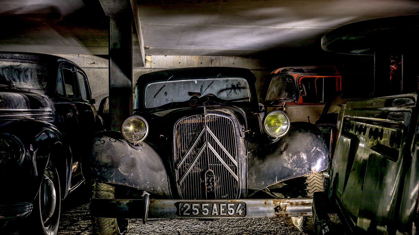"Catwoman": Der im dunklen Keller ganz besonders attraktive Citroen Traction Avant (hier ein 11 CV von 1949) hat Katzenpfötchen statt Einschusslöcher. Die frontgetriebene Flucht aus der Gangsterfilm-Tiefgarage scheint aber kurz bevorzustehen – begleitet von Kugelhagel.
