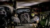 "Catwoman": Der im dunklen Keller ganz besonders attraktive Citroen Traction Avant (hier ein 11 CV von 1949) hat Katzenpfötchen statt Einschusslöcher. Die frontgetriebene Flucht aus der Gangsterfilm-Tiefgarage scheint aber kurz bevorzustehen – begleitet von Kugelhagel.