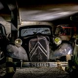 "Catwoman": Der im dunklen Keller ganz besonders attraktive Citroen Traction Avant (hier ein 11 CV von 1949) hat Katzenpfötchen statt Einschusslöcher. Die frontgetriebene Flucht aus der Gangsterfilm-Tiefgarage scheint aber kurz bevorzustehen – begleitet von Kugelhagel.