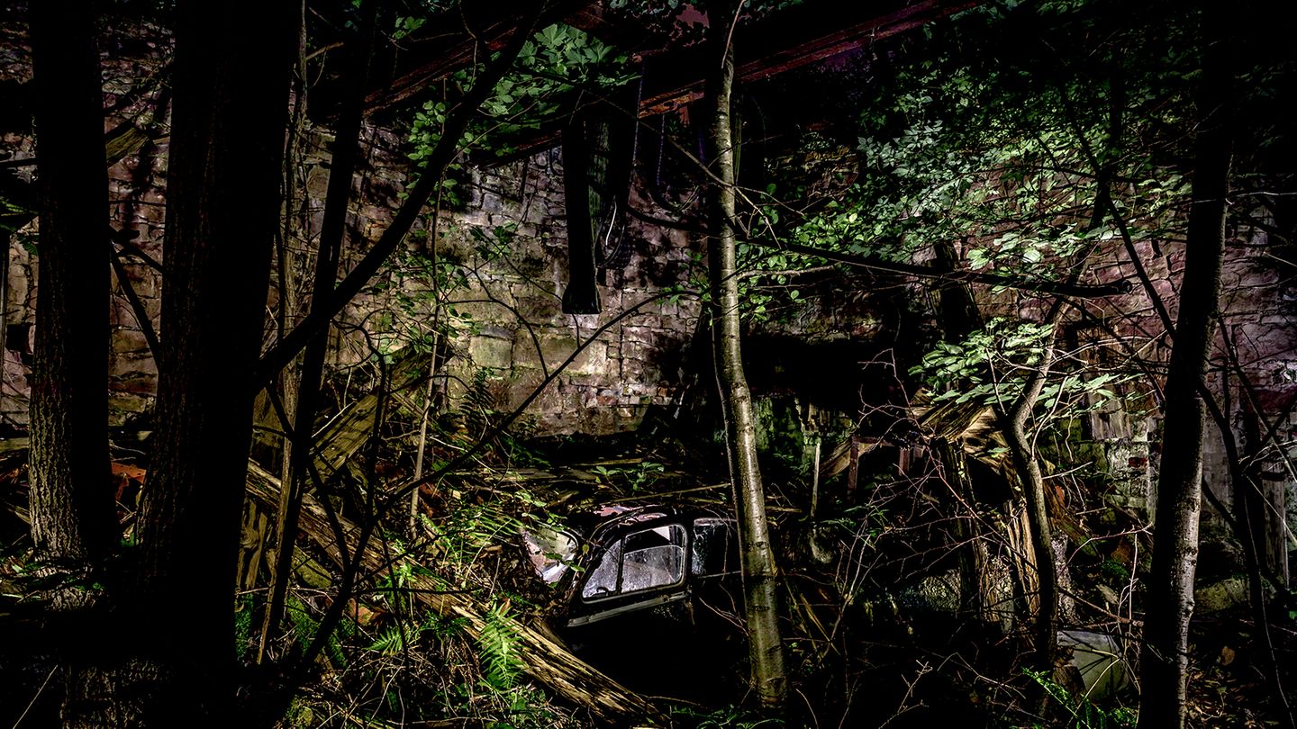 Das Grab des Grafen: An diesem Ort muss es einem einfach völlig egal sein, welcher Panhard hier verschüttet ist. Dass es einer ist, wussten wir aus zuverlässiger Quelle – aber wir sahen von weiteren Grabungen ab und ließen uns lieber in tiefer Ehrfurcht von der Szene übermannen.