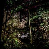 Das Grab des Grafen: An diesem Ort muss es einem einfach völlig egal sein, welcher Panhard hier verschüttet ist. Dass es einer ist, wussten wir aus zuverlässiger Quelle – aber wir sahen von weiteren Grabungen ab und ließen uns lieber in tiefer Ehrfurcht von der Szene übermannen.