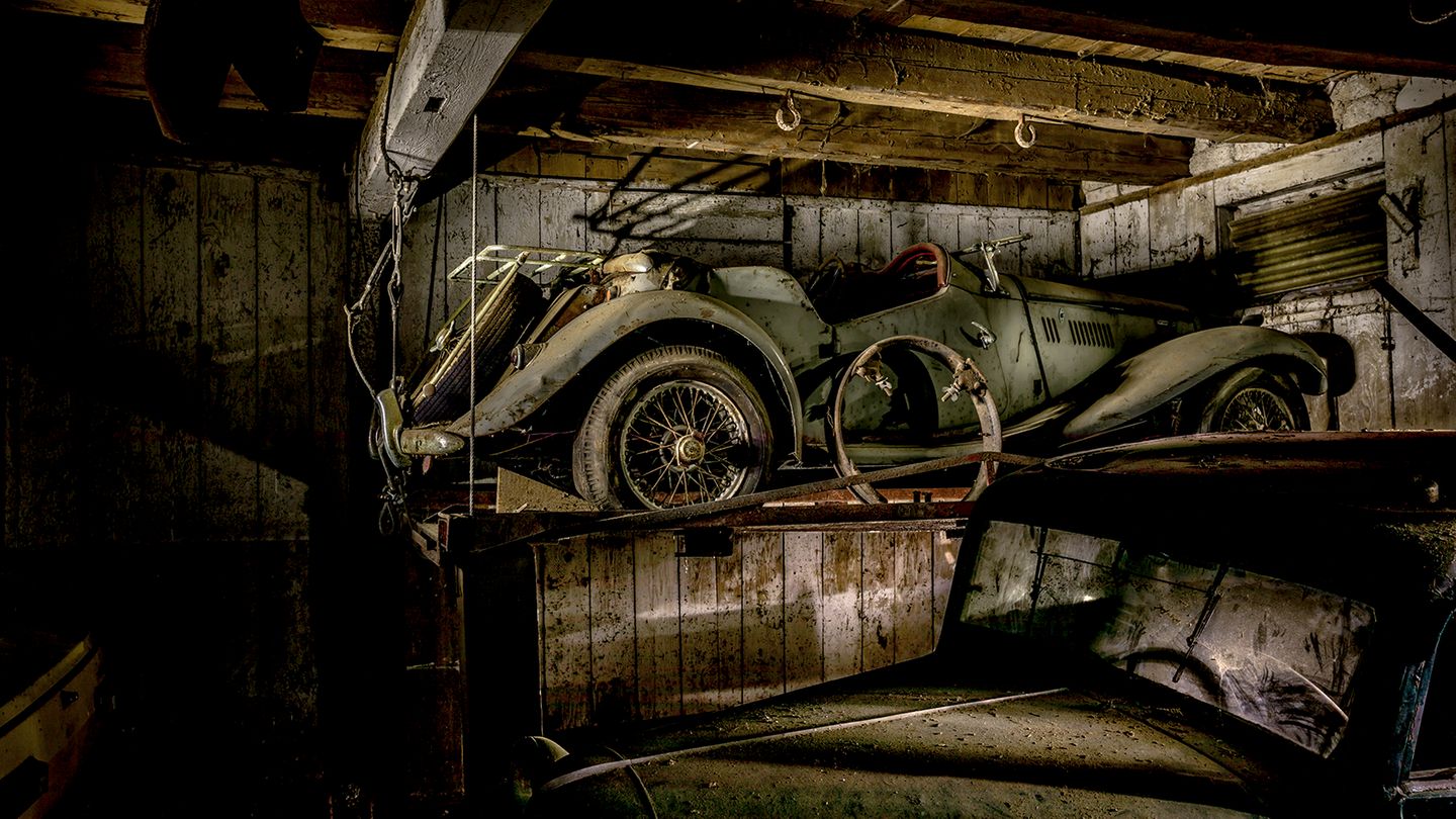 Offene Aufbahrung in der Auto-Krypta: Der MG TF 1500 von 1954 ruht seit vielen Jahrzehnten in dieser Kammer. Den zahllosen Spinnen bot unser Eindringen willkommene Abwechslung in der Langeweile dieses lichtdichten Unortes.