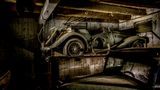 Offene Aufbahrung in der Auto-Krypta: Der MG TF 1500 von 1954 ruht seit vielen Jahrzehnten in dieser Kammer. Den zahllosen Spinnen bot unser Eindringen willkommene Abwechslung in der Langeweile dieses lichtdichten Unortes.