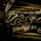 Offene Aufbahrung in der Auto-Krypta: Der MG TF 1500 von 1954 ruht seit vielen Jahrzehnten in dieser Kammer. Den zahllosen Spinnen bot unser Eindringen willkommene Abwechslung in der Langeweile dieses lichtdichten Unortes.