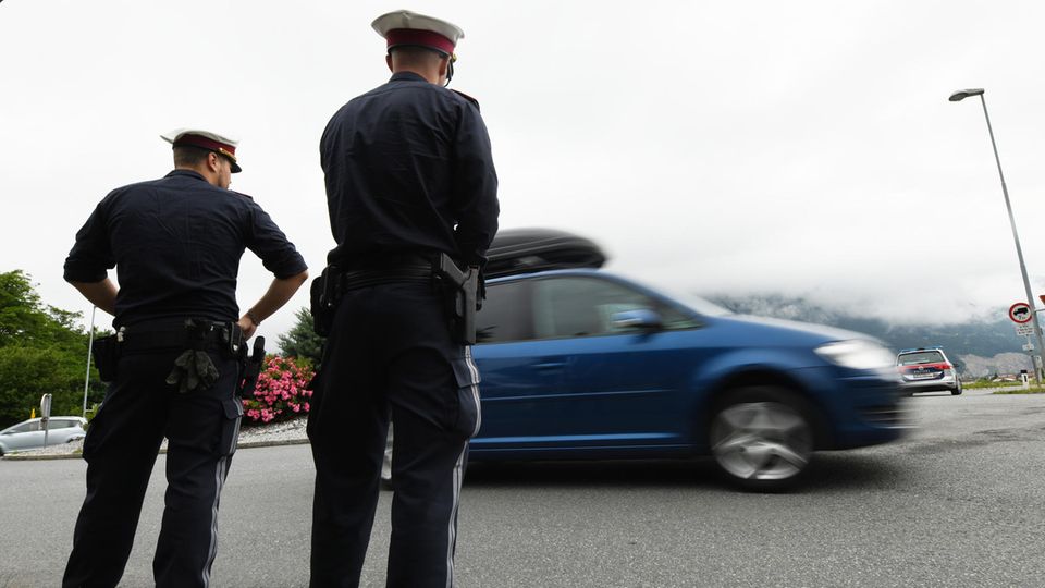 Fahren ohne Führerschein Rentner fliegt bei Polizeikontrolle auf STERN.de