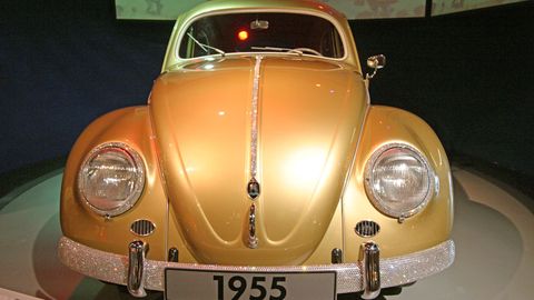 Der zweiteilige Roman "Eine Familiengeschichte" endet mit diesem Auto: dem eine millionsten VW-Käfer, der 1955 in Wolfsburg vom Band rollte. 