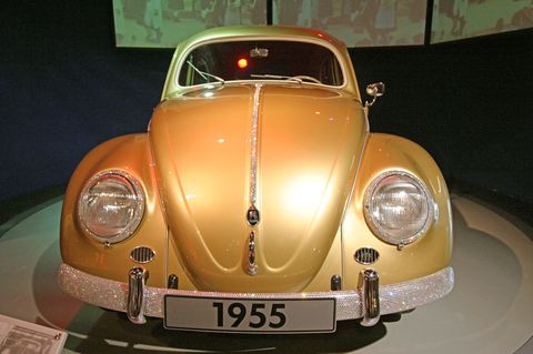 Der zweiteilige Roman "Eine Familiengeschichte" endet mit diesem Auto: dem eine millionsten VW-Käfer, der 1955 in Wolfsburg vom Band rollte. 