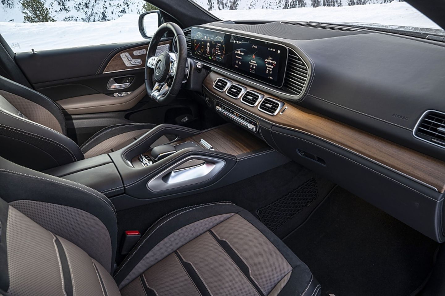 Das Cockpit gleicht einer Kommandozentrale