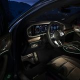 Das MBUX-Cockpit mit den großen Bildschirmen ist einladend