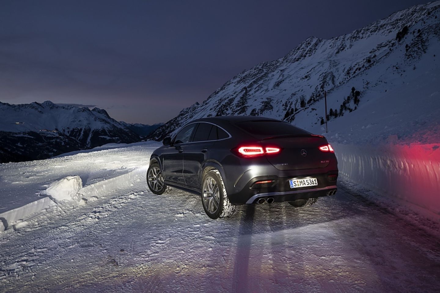 Auch in der Nacht macht das Mercedes AMG GLE 53 4Matic+ Coupé eine gute Figur