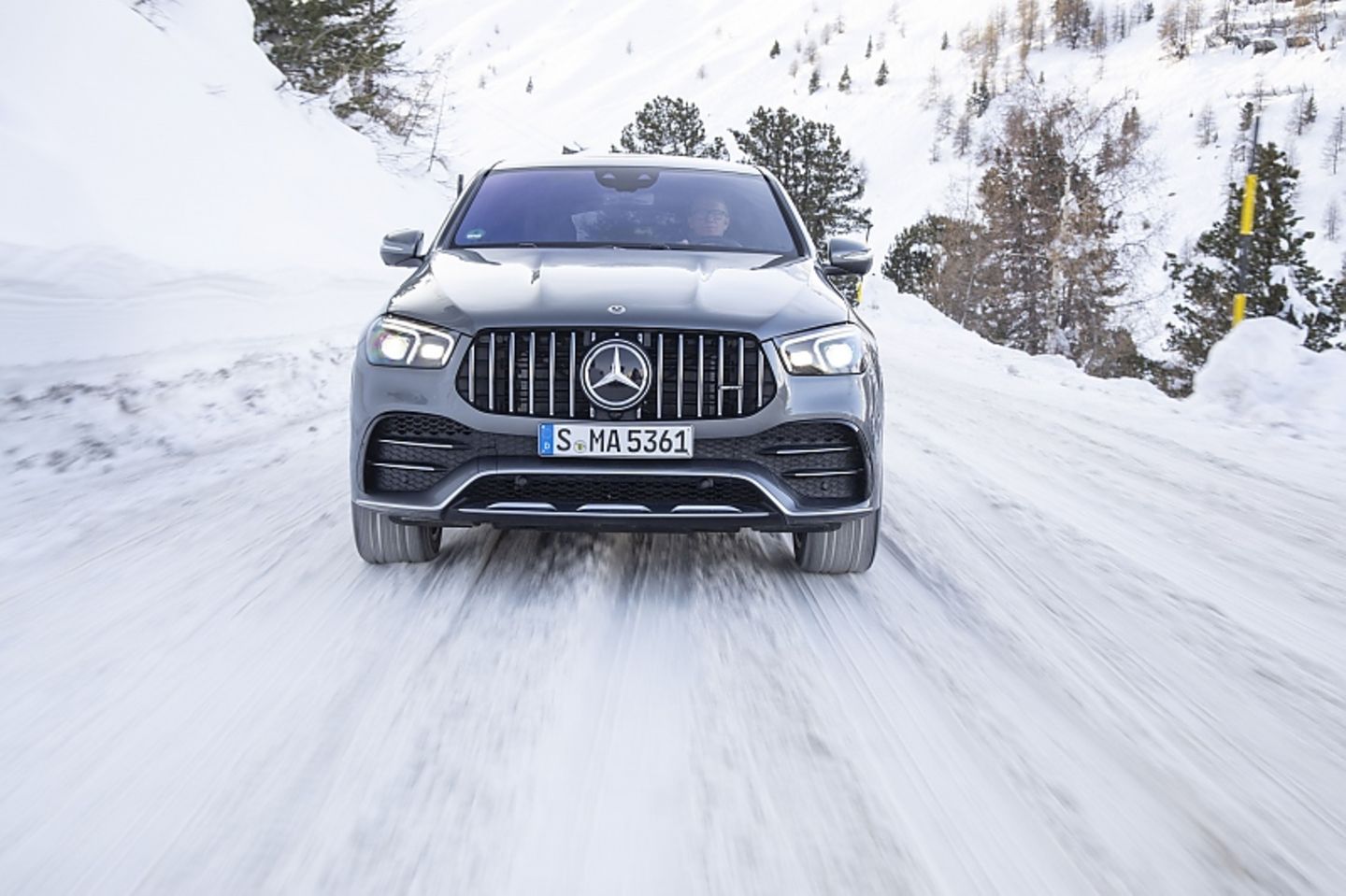 Das Mercedes AMG GLE 53 4Matic+ Coupé erreicht nach 5,3 Sekunden Landstraßentempo
