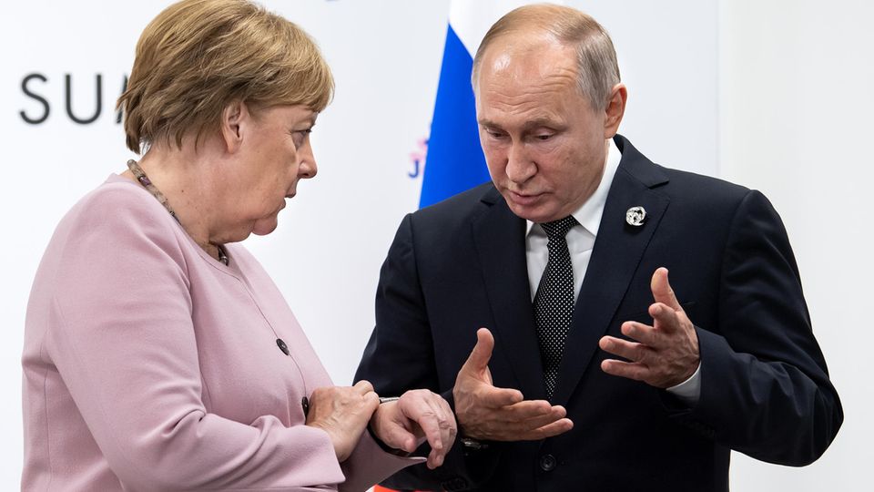 Krise vor Ukraine-Gipfel: Angela Merkel und Wladimir Putin im Juni beim G20-Gipfel in Osaka. Bei ihrem kommenden Treffen am Montag beim Ukraine-Gipfel dürfte die aktuelle diplomatische Krise ein wichtiges Thema sein. Angela Merkel und Wladimir Putin im Juni beim G20-Gipfel in Osaka. Bei ihrem kommenden Treffen am Montag beim Ukraine-Gipfel dürfte die aktuelle diplomatische Krise ein wichtiges Thema sein.