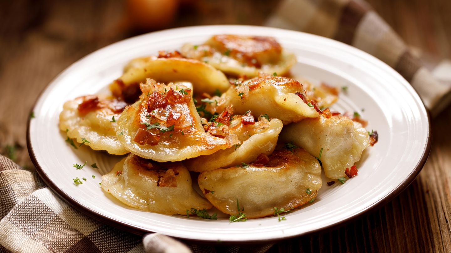 Platz 10: Polen  In Polen dreht sich alles rund ums Soulfood: Hühnersuppe, Rote-Bete-Suppe mit Knödeln, Pierogi, deftige Fleisch- und Kartoffelgerichte. Polnisches Essen hält einen im Winter warm. Wer sich nach polnischem Fine-Dining sehnt, in Warschau wurden zwei Restaurants mit einem Michelin-Stern ausgezeichnet - das Atelier Amaro und Senses.