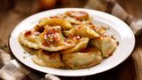 Platz 10: Polen  In Polen dreht sich alles rund ums Soulfood: Hühnersuppe, Rote-Bete-Suppe mit Knödeln, Pierogi, deftige Fleisch- und Kartoffelgerichte. Polnisches Essen hält einen im Winter warm. Wer sich nach polnischem Fine-Dining sehnt, in Warschau wurden zwei Restaurants mit einem Michelin-Stern ausgezeichnet - das Atelier Amaro und Senses.