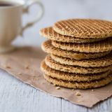 Platz 9: Niederlande  Traditionell isst man in den Niederlanden gerne Hering - auch rohen Hering mit Zwiebeln auf Brot. Die Autoren von "Far and Wide" aber bevorzugen die süße Küche des Landes: Poffertjes, kleine Pfannkuchen mit Puderzucker oder Stroopwafeln, Waffelkekse mit Sirup sind da genau richtig. Fine-Dining-Restaurants gibt es in dem Land zur Genüge. Der Michelin-Guide führt mehr als 100 Restaurants auf, die es wert sind, sie zu besuchen. 
