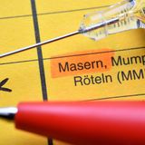 Ab dem 1. März 2020 gilt in Deutschland eine gesetzlich verpflichtende Schutzimpfung gegen Masern bei Kita-Kindern. Die Impfpflicht gilt in Kindertagesstätten, Schulen, anderen Gemeinschaftseinrichtungen, bei der Tagespflege und in Flüchtlingsunterkünften. Für Kinder, die schon in der Kita oder Schule sind, gilt eine Frist bis zum 31. Juli 2021, in der nachgewiesen werden muss, dass die Kinder geimpft sind. Auch das Personal in den Einrichtungen und medizinische Mitarbeiter müssen geimpft sein. Bei Verstößen wird ein Bußgeld von bis zu 2500 Euro fällig. Außerdem droht der Ausschluss des Kindes von der Kita.