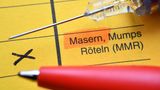 Ab dem 1. März 2020 gilt in Deutschland eine gesetzlich verpflichtende Schutzimpfung gegen Masern bei Kita-Kindern. Die Impfpflicht gilt in Kindertagesstätten, Schulen, anderen Gemeinschaftseinrichtungen, bei der Tagespflege und in Flüchtlingsunterkünften. Für Kinder, die schon in der Kita oder Schule sind, gilt eine Frist bis zum 31. Juli 2021, in der nachgewiesen werden muss, dass die Kinder geimpft sind. Auch das Personal in den Einrichtungen und medizinische Mitarbeiter müssen geimpft sein. Bei Verstößen wird ein Bußgeld von bis zu 2500 Euro fällig. Außerdem droht der Ausschluss des Kindes von der Kita.