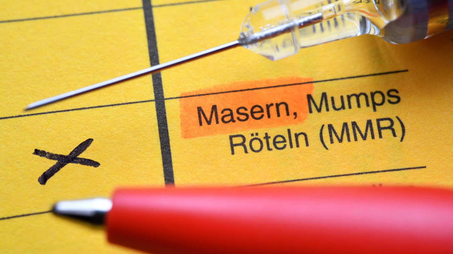 Ab dem 1. März 2020 gilt in Deutschland eine gesetzlich verpflichtende Schutzimpfung gegen Masern bei Kita-Kindern. Die Impfpflicht gilt in Kindertagesstätten, Schulen, anderen Gemeinschaftseinrichtungen, bei der Tagespflege und in Flüchtlingsunterkünften. Für Kinder, die schon in der Kita oder Schule sind, gilt eine Frist bis zum 31. Juli 2021, in der nachgewiesen werden muss, dass die Kinder geimpft sind. Auch das Personal in den Einrichtungen und medizinische Mitarbeiter müssen geimpft sein. Bei Verstößen wird ein Bußgeld von bis zu 2500 Euro fällig. Außerdem droht der Ausschluss des Kindes von der Kita.