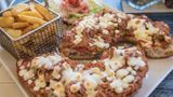 Platz 8: Malta  Die Insel ist zwar klein, die Küche dafür umso vielfältiger. Sie ist mediterran und geprägt von den Produkten aus dem Meer, das die Insel umgibt. Hobz biz-zejt, also maltesisches Brot gibt's an jeder Ecke. Darauf sind Thunfisch, Kapern, Tomaten, Zwiebeln und Knoblauch. Sogar die Pasta wird hier meistens mit Tintenfisch oder Oktopus serviert.