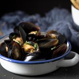 Platz 7: Belgien  Wer an Belgien denkt, dem kommen sofort die belgischen Waffeln ins Gedächtnis, aber das Land ist auch für seine Pommes frites bekannt. Moules-frites, also Miesmuscheln, die in Butter und Weißwein gegart und mit Pommes frites serviert werden, sind ein Klassiker der belgischen Küche. Nicht zu vergessen: belgische Schokolade.