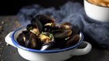 Platz 7: Belgien  Wer an Belgien denkt, dem kommen sofort die belgischen Waffeln ins Gedächtnis, aber das Land ist auch für seine Pommes frites bekannt. Moules-frites, also Miesmuscheln, die in Butter und Weißwein gegart und mit Pommes frites serviert werden, sind ein Klassiker der belgischen Küche. Nicht zu vergessen: belgische Schokolade.