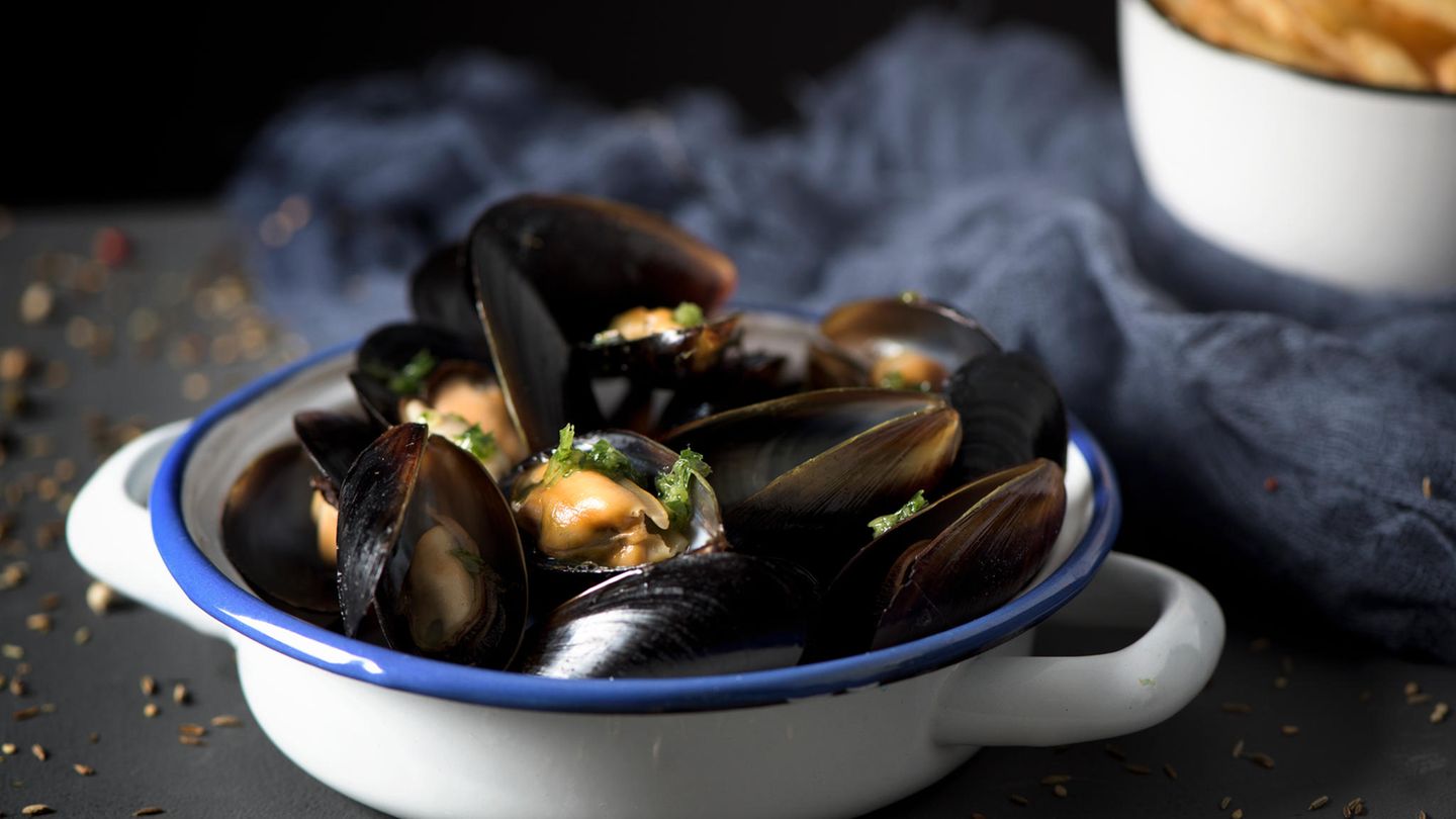 Ranking: Platz 7: Belgien Wer an Belgien denkt, dem kommen sofort die belgischen Waffeln ins Gedächtnis, aber das Land ist auch für seine Pommes frites bekannt. Moules-frites, also Miesmuscheln, die in Butter und Weißwein gegart und mit Pommes frites serviert werden, sind ein Klassiker der belgischen Küche. Nicht zu vergessen: belgische Schokolade. Platz 7: Belgien Wer an Belgien denkt, dem kommen sofort die belgischen Waffeln ins Gedächtnis, aber das Land ist auch für seine Pommes frites bekannt. Moules-frites, also Miesmuscheln, die in Butter und Weißwein gegart und mit Pommes frites serviert werden, sind ein Klassiker der belgischen Küche. Nicht zu vergessen: belgische Schokolade.