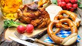 Platz 6: Deutschland  Im Ausland wird Deutschland oft für die 40 verschiedenen Varianten von Bratwurst gefeiert. Nicht zu vergessen die mehr als 5000 Biermarken oder die rund 3200 verschiedenen Brotsorten. Die deutsche Küche ist wahnsinnig vielfältig. Das fängt im Norden mit Labskaus an, geht über den rheinischen Sauerbraten, zu den Allgäuer Spätzle. Wer richtig gut essen will, sollte nach Berlin. Dort befindet sich eines der "50 Best Restaurants" der Welt: das Restaurant Tim Raue vom TV-Koch persönlich. Momentan steht Raue auf Platz 37 der Liste.