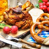 Platz 6: Deutschland  Im Ausland wird Deutschland oft für die 40 verschiedenen Varianten von Bratwurst gefeiert. Nicht zu vergessen die mehr als 5000 Biermarken oder die rund 3200 verschiedenen Brotsorten. Die deutsche Küche ist wahnsinnig vielfältig. Das fängt im Norden mit Labskaus an, geht über den rheinischen Sauerbraten, zu den Allgäuer Spätzle. Wer richtig gut essen will, sollte nach Berlin. Dort befindet sich eines der "50 Best Restaurants" der Welt: das Restaurant Tim Raue vom TV-Koch persönlich. Momentan steht Raue auf Platz 37 der Liste.