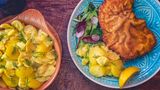 Platz 5: Österreich  Das Wiener Schnitzel ist Österreichs Nationalgericht. Dafür wird Kalbsfleisch paniert und im Fett ausgebacken. Wien ist auch der Geburtsort der schokoladigen Sacher Torte. Und wer schon einmal beim Süßen ist, sollte sich Apfelstrudel nicht entgehen lassen. In Österreich gibt es 19 Restaurants, die mit einem oder mehreren Michelin-Sternen ausgezeichnet sind.
