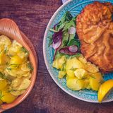 Platz 5: Österreich  Das Wiener Schnitzel ist Österreichs Nationalgericht. Dafür wird Kalbsfleisch paniert und im Fett ausgebacken. Wien ist auch der Geburtsort der schokoladigen Sacher Torte. Und wer schon einmal beim Süßen ist, sollte sich Apfelstrudel nicht entgehen lassen. In Österreich gibt es 19 Restaurants, die mit einem oder mehreren Michelin-Sternen ausgezeichnet sind.